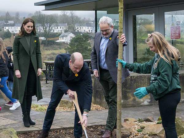 Duke and Duchess of Cambridge planting a tree at the World Heritage Centre as part of the Queen's Platinum Jubilee celebrations