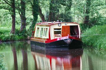A single narrow boat can be seen on Brecknock and Abergavenny Canal
